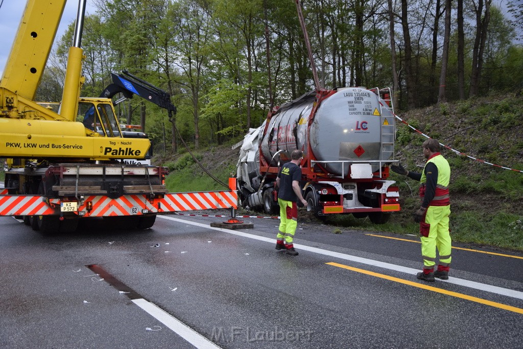 VU Gefahrgut LKW umgestuerzt A 4 Rich Koeln Hoehe AS Gummersbach P455.JPG - Miklos Laubert